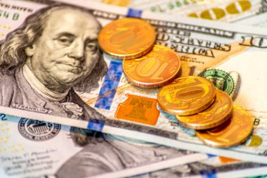 100 dolarlık banknotun üzerindeki ruble paraları. 
