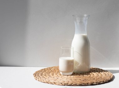 Mutlu Süt Günü. Hafif arkaplanda süt sürahisi ve cam