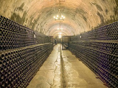 Şarap mahzeni ve şişeli raflar..