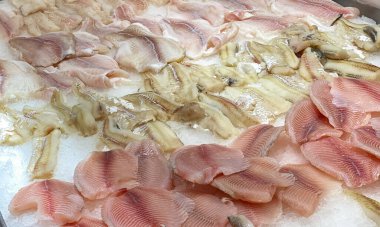 Süpermarket tezgahında buzlu balık filetosu.