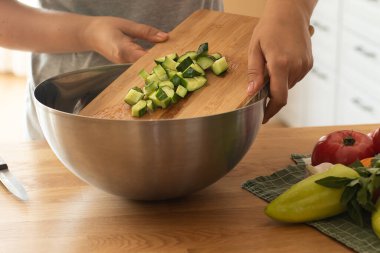 Gazpacho çorbası yapmak için malzemeler. Aşçılık için adım adım talimatlar. Dokuzuncu adım: Malzemeleri bir kaseye koy.