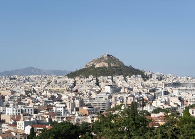 Atina, Yunanistan. 15 Temmuz 2021. Atina ve Lycabettus Dağı 'nın yukarıdan görünüşü