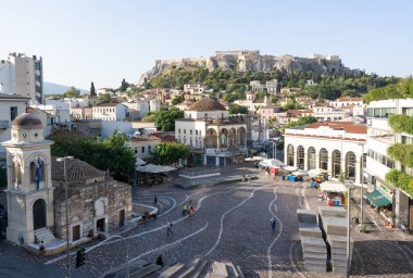 Atina, Yunanistan. 15.07.2021. Manastiraki meydanı ve Akropolis bölgesinin yüksekliğinden bak