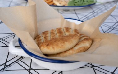 Restoranda ızgara Yunan pidesi ekmeği.