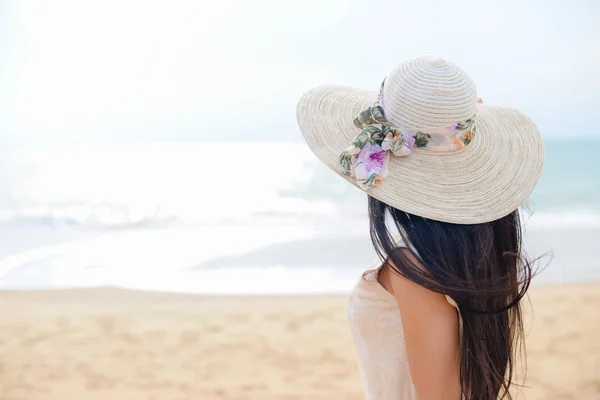 Widok piękny przepiękny kobieta z tyłu na plaży na zewnątrz tło — Zdjęcie stockowe