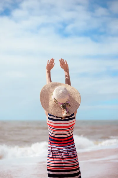 海に手を振って夏のビーチと太陽を楽しむロマンチックな女性の背面します。感情や自由の概念 — ストック写真