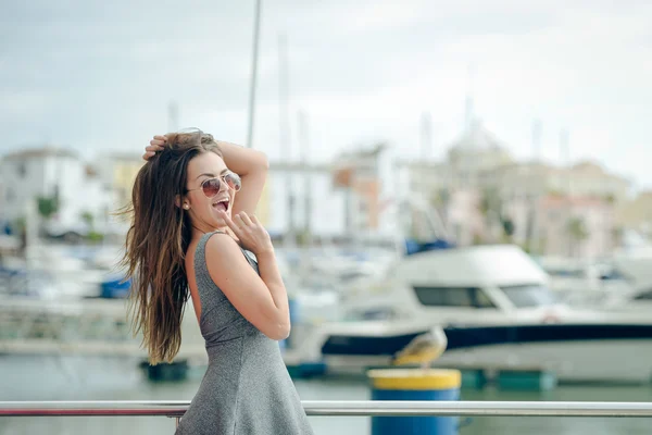 Venkovní portrét sexy hezké ženy stojící na pozadí marina — Stock fotografie