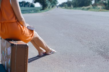 Bir yolculuk için yol boyunca bekleyen genç güzel kadın otostop arka tarafı görünümü