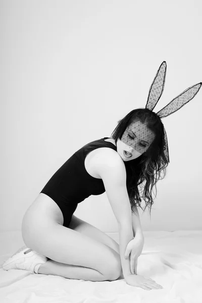 Fekete fehér fotózás szexi titokzatos fiatal csinos hölgy nyuszi füle maszk — Stock Fotó