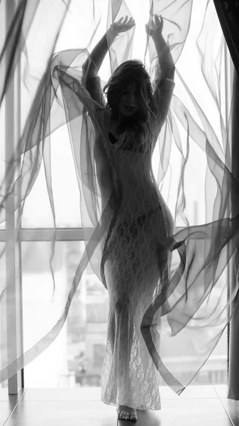 Preto branco de sexy bela jovem senhora, janela de fundo — Fotografia de Stock
