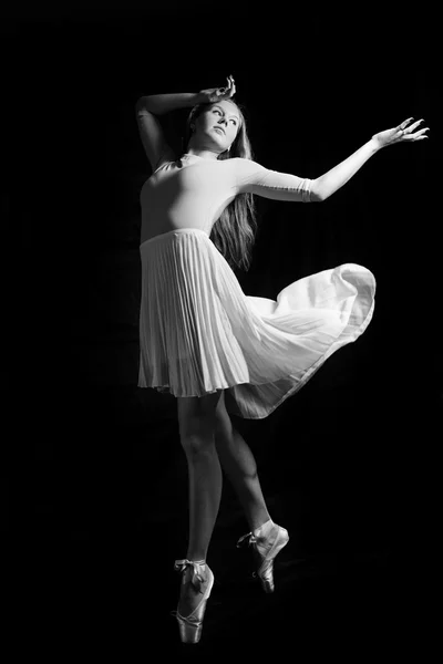 Fotografia em preto e branco de bela jovem na dança em fundo escuro copyspace — Fotografia de Stock