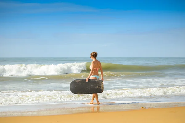 Bild på vackra flicka med bodyboard, redo för kul. Beach bakgrund — Stockfoto