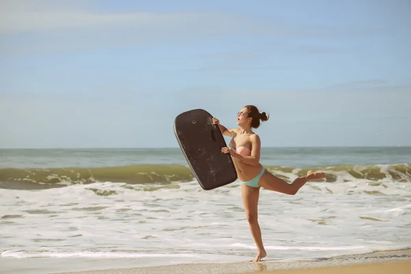 Bella surfista giovane signora sulla spiaggia con bodyboard, pronta per il divertimento — Foto Stock