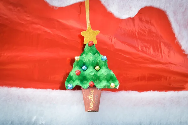 Christmas tree with toys handmade on a red background — Stock Photo, Image