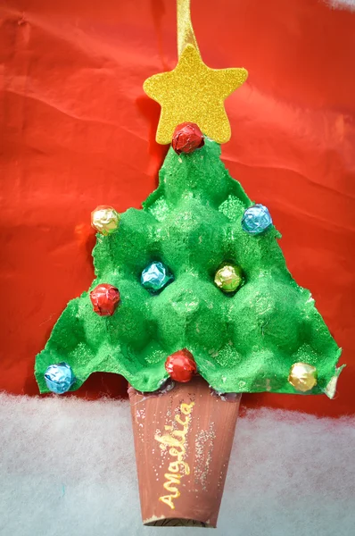 Christmas tree with toys handmade on a red background — Stock Photo, Image