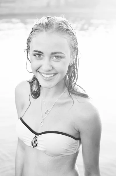 Крупним планом портрет красивої молодої леді у водяному купальнику щасливий фон посмішки на відкритому повітрі — стокове фото