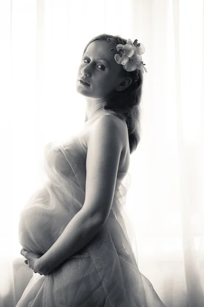 Portrait noir et blanc de belle mariée tenant la main sur le ventre enceinte — Photo