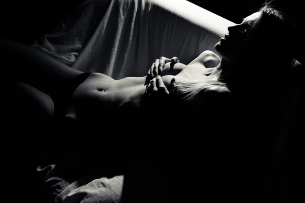 Чорно-білий портрет сексуальної красивої дівчини тримає руки на цицьках — стокове фото
