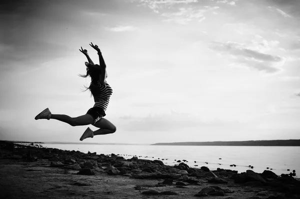 Чорно-біла фотографія танців і стрибків, силует на відкритому повітрі — стокове фото