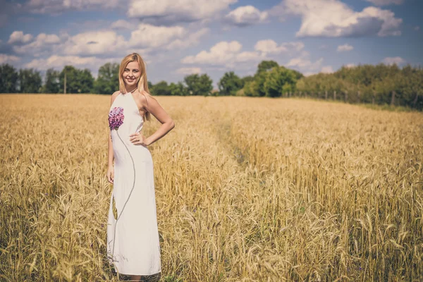 Retrato Larga Duración Una Hermosa Mujer Joven Vestido Blanco Campo — Foto de Stock