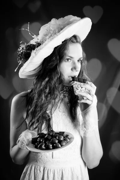 Preto branco fotografia de jovem bela mulher no retro roupas comer chocolate — Fotografia de Stock