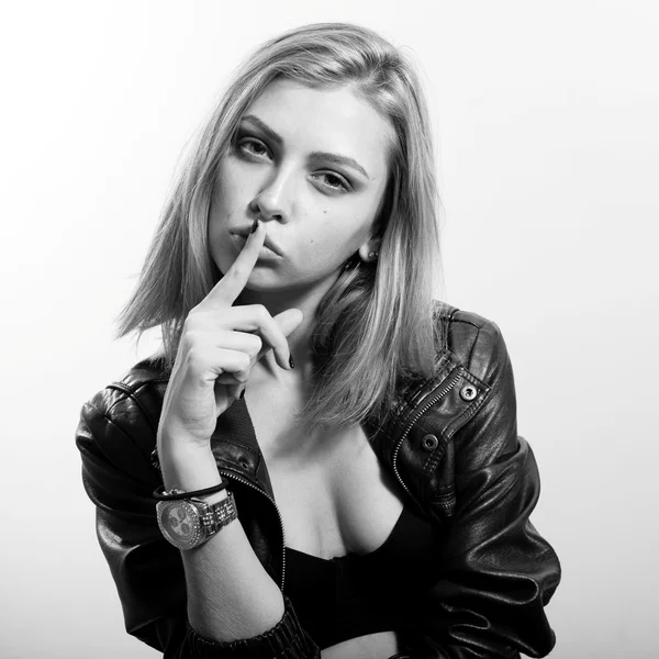 Schwarz-Weiß-Fotografie der schönen blonden jungen Frau, die den Mund mit dem Finger berührt — Stockfoto