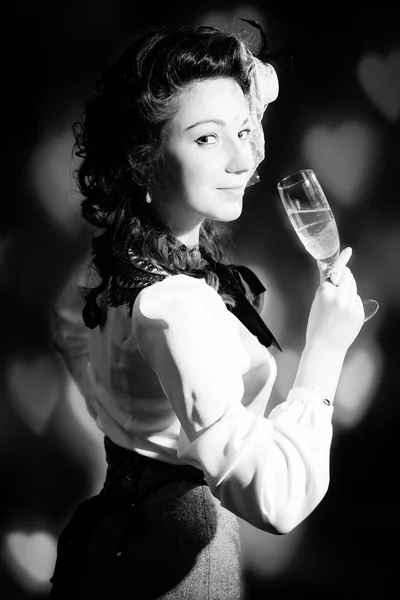 Photographie noir blanc de belle jeune femme avec un verre de boisson sur fond clair — Photo