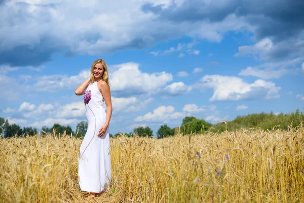 Ganzkörperporträt Einer Schönen Jungen Frau Einem Weißen Kleid Weizenfeld Freien — Stockfoto