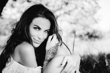 Açık havada bahar yaz kadının siyah beyaz fotoğraf