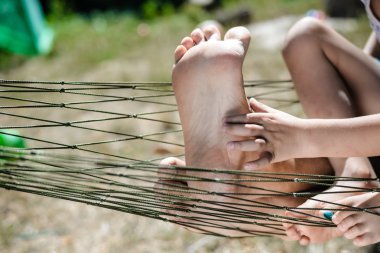 Mutlu aile hamak güneşli kırsal arka plan üzerinde yatan closeup.