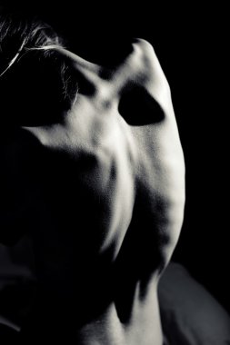 Omurga üzerinde koyu arka plan geri parçası siyah beyaz fotoğraf