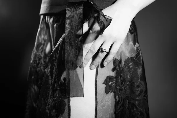 Schwarz-Weiß-Fotografien schöner junger Frauen Hand an sexy Hüfte, Nahaufnahme — Stockfoto