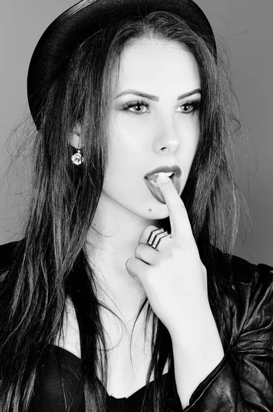 Fotografía en blanco y negro de sexy joven bonita dama con chaqueta de cuero y sombrero — Foto de Stock