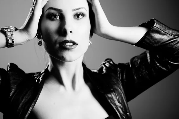 Photographie noir et blanc de jolie jeune femme sexy chaude portant une veste en cuir sensuellement à la recherche — Photo
