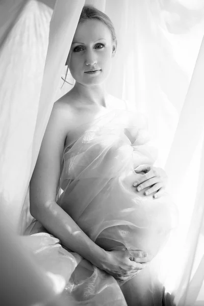 Noir image blanche sur tenant la main sur ventre nu enceinte belle mariée portant une lingerie sexy — Photo
