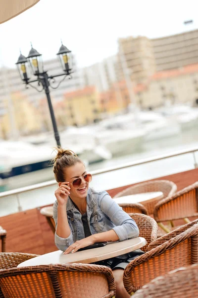 Cheerful happy smiling pretty female in restaurant on luxury marina background. — Stock Photo, Image