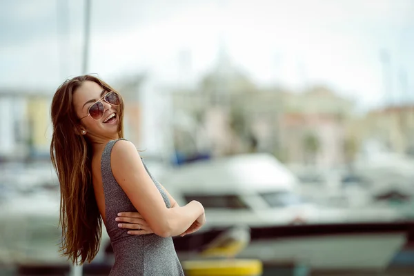 Ao ar livre retrato de sexy bonita mulher de pé no fundo marina — Fotografia de Stock