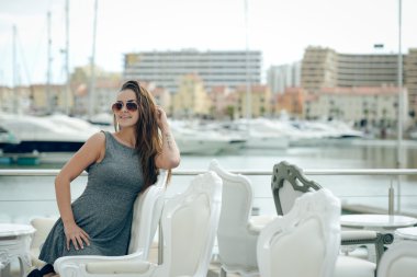 Lüks Yat Limanı zemin üzerine Restoran güzel neşeli gülümseyen kadın.