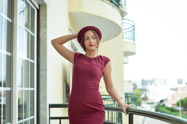 Elégante belle jeune femme debout sur le balcon, portrait — Photo