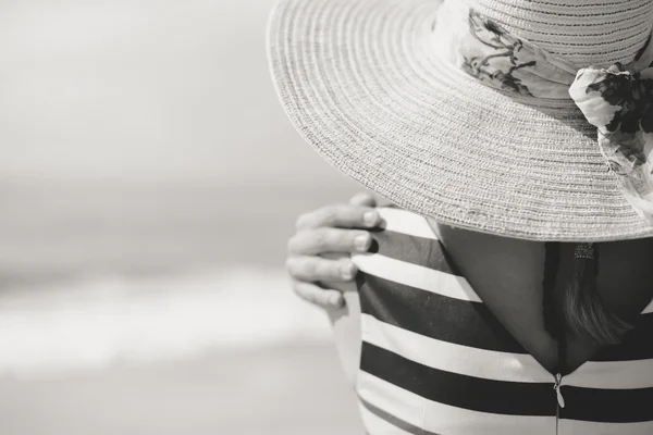 夏ビーチは海で見て楽しんでロマンチックな美女の黒と白。背面図 — ストック写真