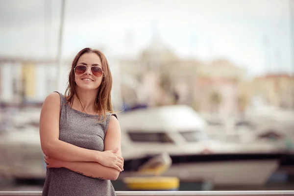 Outdoor portrait of sexy pretty woman standing on marina background — Stock Photo, Image