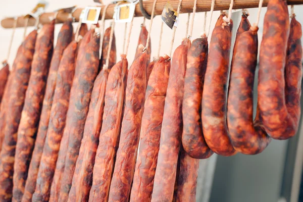 Portre üzerinde ev yapımı et salam sosis ham asılı Market