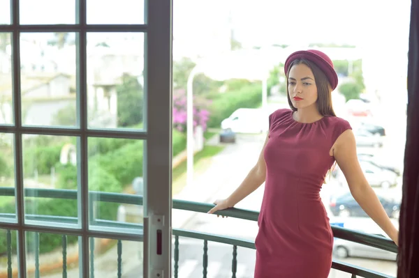 Elegante mooie jonge vrouw staande op het balkon, portret — Stockfoto