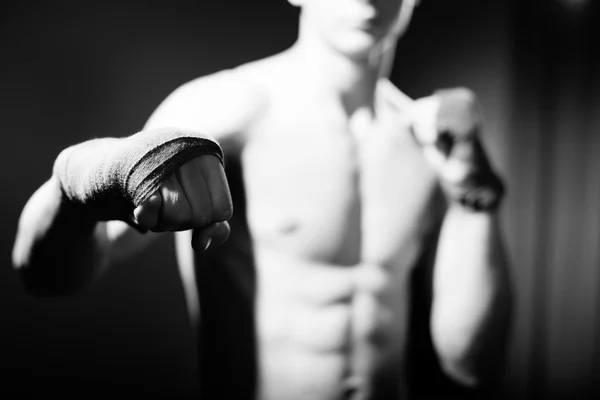Fotografía en blanco y negro de atleta con cinta en la mano — Foto de Stock