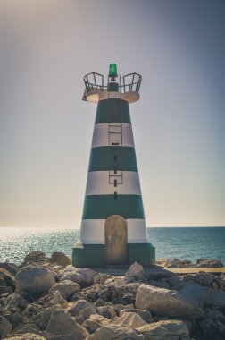 Sakin okyanus suyu arka plan ile güzel deniz feneri. güneşli gün açık havada