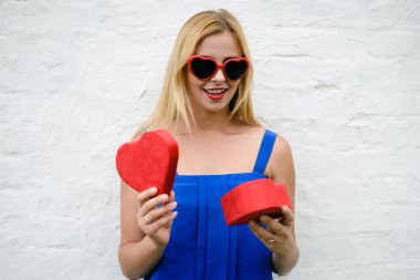 Hafif duvar arka plan sevgililer günü için hediye ile Mutlu güzel kadın, closeup