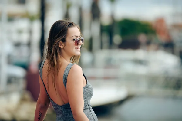 Venkovní portrét sexy hezké ženy stojící na pozadí marina — Stock fotografie