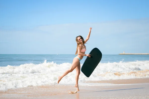 Imagen de la hermosa chica con bodyboard, listo para la diversión. Fondo de playa —  Fotos de Stock