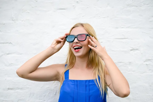 Hermosa mujer joven viendo películas con gafas 3D, emocionantes cogidas de la mano —  Fotos de Stock