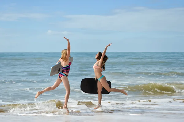 Gesunde athletische Surferinnen Freundinnen mit fitten Körpern, die Bretter halten — Stockfoto